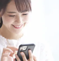 スマートフォンを持った女性