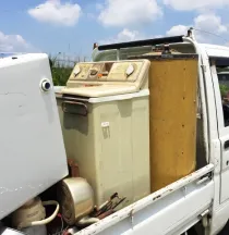 トラックに積まれた不用品